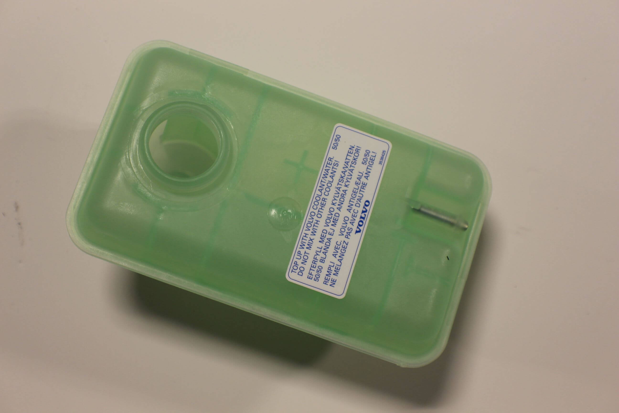 The Indmar TANK HIGH FILL F/W 6.OL - 866102 is a green plastic tank with a hole, perfect for freshwater or supercharged engine applications.