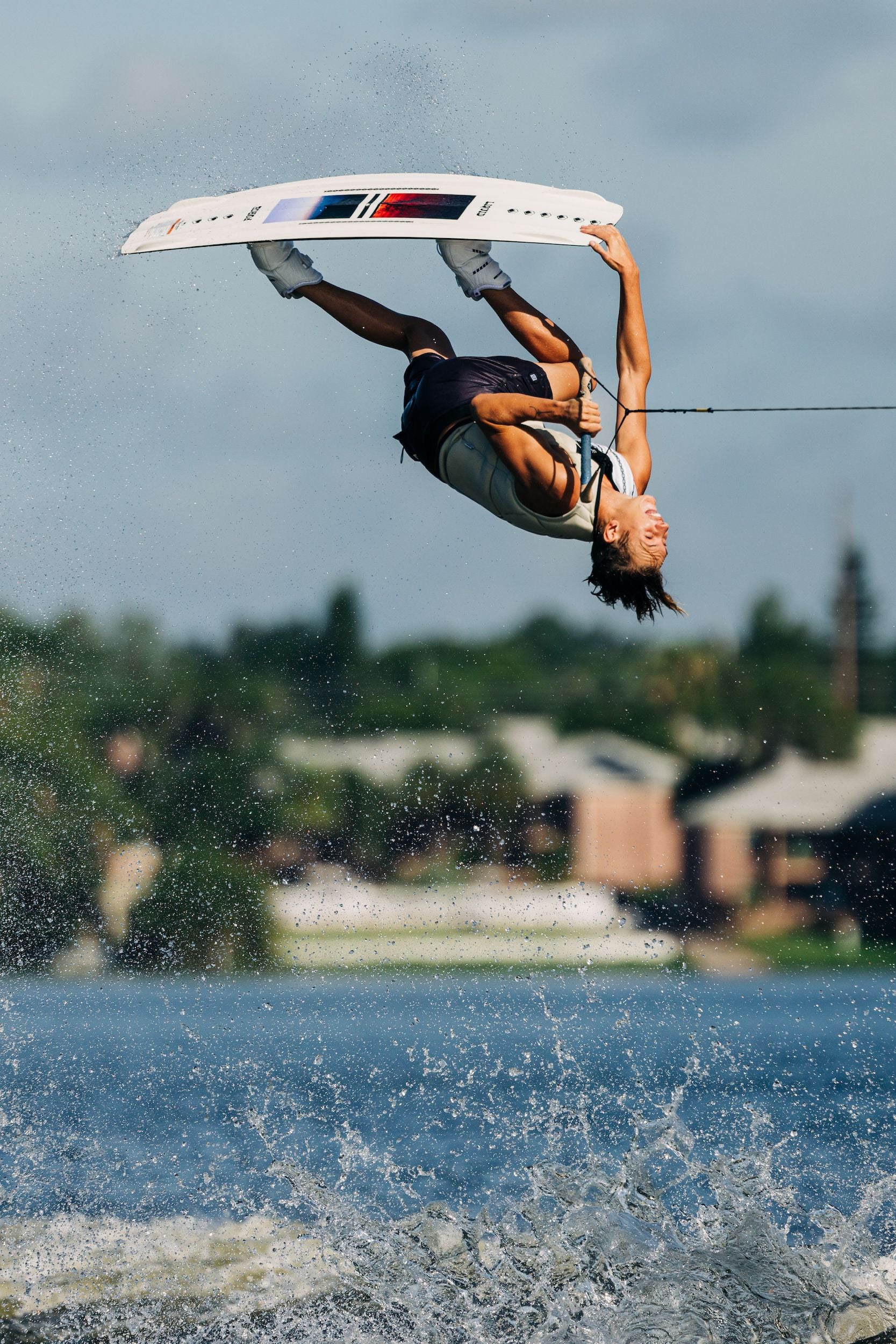 A man utilizing the Liquid Force 2023 Unity Aero Wakeboard with aggressive continuous rocker, gracefully gliding through the water thanks to the innovative SpaceFrame Deck Technology.